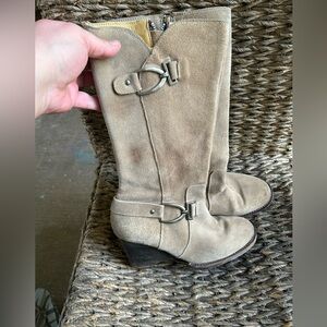 Woman’s bedstu suede boots